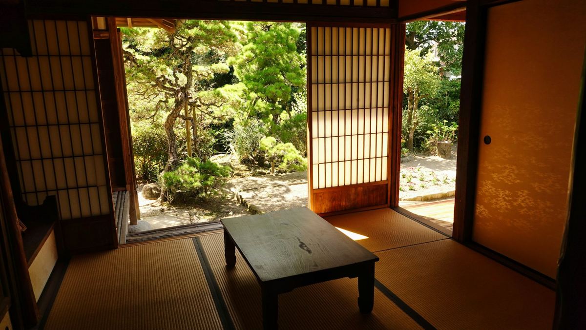 庭の見える和室